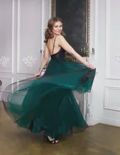 Длинное изумрудно-зеленое вечернее платье с пышной юбкой